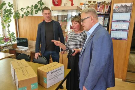 Руководитель фракции КПРФ в Мособлдуме Александр Наумов наградил детские коллективы из Серпухова за помощь бойцам СВО