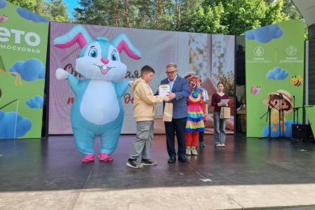 Руководитель фракции КПРФ в Мособлдуме Александр Наумов поздравил маленьких жителей Домодедово с Днем защиты детей
