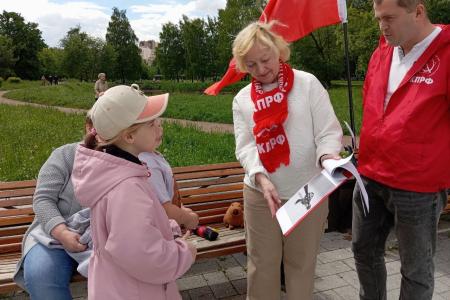 Подмосковные коммунисты: День защиты детей – самый главный праздник детства!