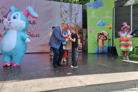 Руководитель фракции КПРФ в Мособлдуме Александр Наумов поздравил маленьких жителей Домодедово с Днем защиты детей