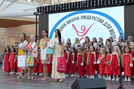 Депутат Виктория Ивачева приняла участие в церемонии открытия конкурса «Уральская краса — длинная коса 2026»