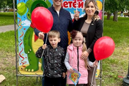 Красные шары в День защиты детей в Костроме