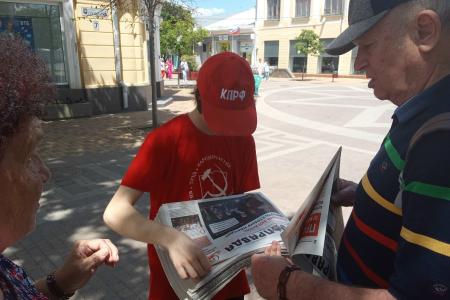 «Красные в городе»: крымские комсомольцы распространяют свежий выпуск газеты «Правда»