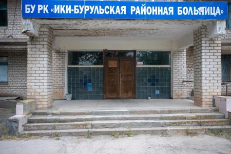 Глава фракции КПРФ в парламенте Калмыкии Николай Нуров проверил ход капитального ремонта больницы и детского сада в районном центре Ики-Бурул
