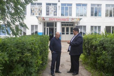 Глава фракции КПРФ в Народном Хурале Калмыкии Николай Нуров проинспектировал капитальный ремонт сельских школ