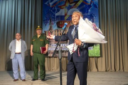 Вице-спикер парламента Калмыкии – первый секретарь Калмыцкого рескома партии Николай Нуров вручил орден Мужества участнику СВО