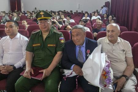 Вице-спикер парламента Калмыкии – первый секретарь Калмыцкого рескома партии Николай Нуров вручил орден Мужества участнику СВО