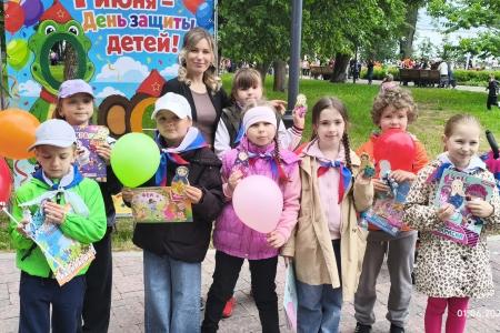 Красные шары в День защиты детей в Костроме