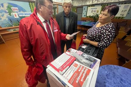 Курская область. Сергей Обухов и Николай Иванов вручили Пселецкому Дому культуры Пристенского района звукоусилительную аппаратуру