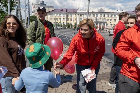 Курская область. Николай Иванов провёл праздничную акцию для детей и родителей