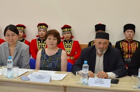 Секретари Калмыцкого рескома партии Николай Нуров и Мигмир Бембеева вручили именные стипендии студентам РГУ СоцТех