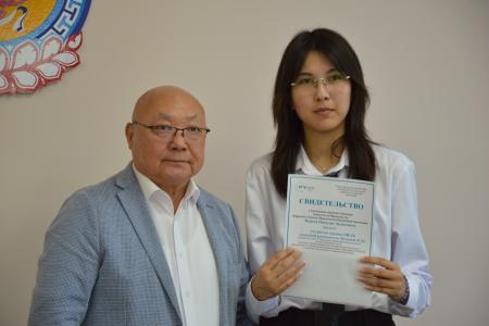 Секретари Калмыцкого рескома партии Николай Нуров и Мигмир Бембеева вручили именные стипендии студентам РГУ СоцТех