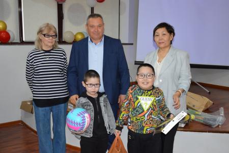 Подарки от Калмыцкого рескома партии в Международный день защиты детей