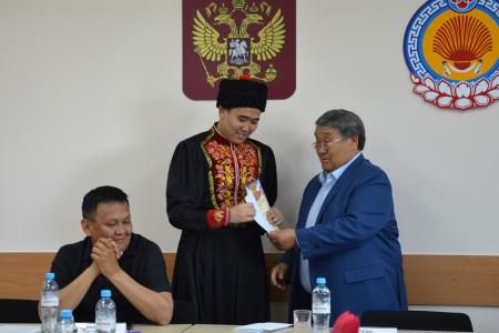 Секретари Калмыцкого рескома партии Николай Нуров и Мигмир Бембеева вручили именные стипендии студентам РГУ СоцТех