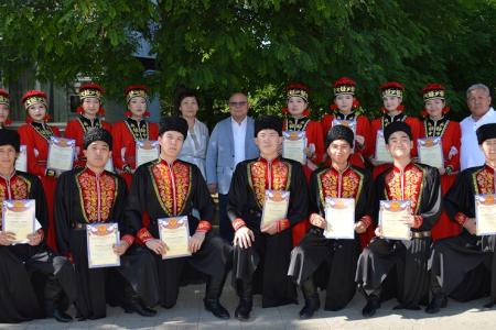Секретари Калмыцкого рескома партии Николай Нуров и Мигмир Бембеева вручили именные стипендии студентам РГУ СоцТех