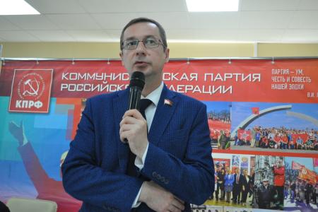 Санкт-Петербург. В горкоме КПРФ наградили граждан, участвующих в помощи военнослужащим