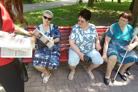 «Красные в городе»: крымские комсомольцы распространяют свежий выпуск газеты «Правда»