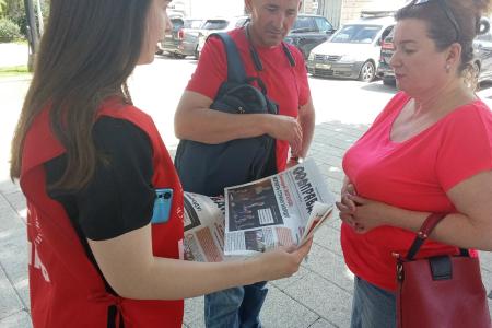 «Красные в городе»: крымские комсомольцы распространяют свежий выпуск газеты «Правда»