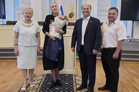 Рязань. Депутаты-коммунисты поздравили хранителей искусства