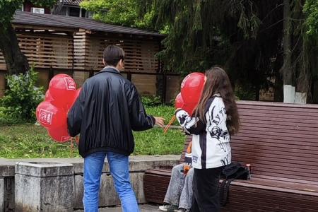 Пенза. Пктивисты Ленинского комсомола поздравили юных пензенцев с Днем защиты детей