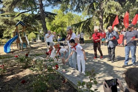 В Севастополе отметили День русского языка возложением цветов к памятнику А.С. Пушкину и прочтением его произведений