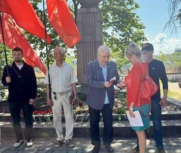 В Севастополе отметили День русского языка возложением цветов к памятнику А.С. Пушкину и прочтением его произведений