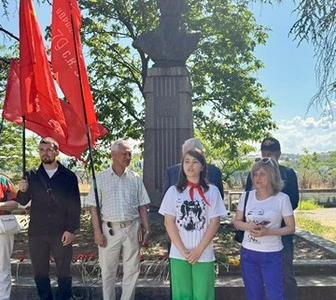 В Севастополе отметили День русского языка возложением цветов к памятнику А.С. Пушкину и прочтением его произведений