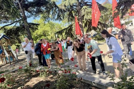 В Севастополе отметили День русского языка возложением цветов к памятнику А.С. Пушкину и прочтением его произведений