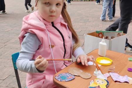 Красные шары в День защиты детей в Костроме