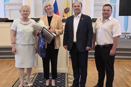 Рязань. Депутаты-коммунисты поздравили хранителей искусства