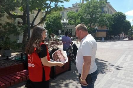 «Красные в городе»: крымские комсомольцы распространяют свежий выпуск газеты «Правда»