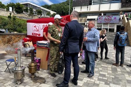 В.И. Кашина ставропольские коммунисты встретили по доброму обычаю - хлебом-солью