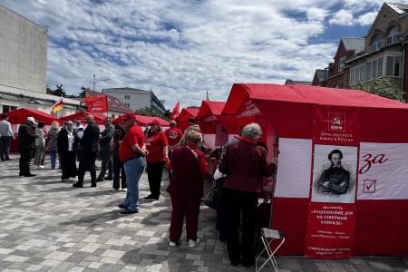 В.И. Кашина ставропольские коммунисты встретили по доброму обычаю - хлебом-солью