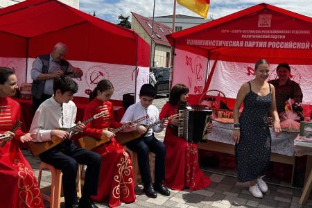 В.И. Кашина ставропольские коммунисты встретили по доброму обычаю - хлебом-солью