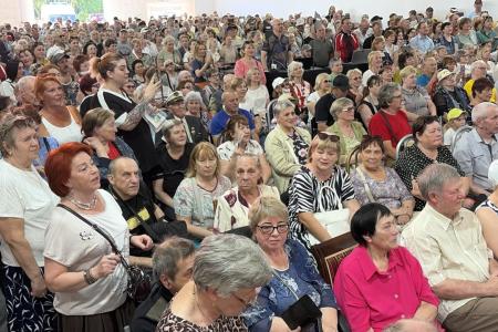 Песни, объединяющие сердца: в Череповце при поддержке Олега Лебедева состоялся концерт ВИА "Лейся, песня" под управлением Анатолия Мешаева