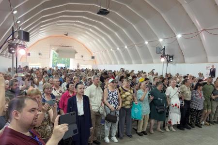 Песни, объединяющие сердца: в Череповце при поддержке Олега Лебедева состоялся концерт ВИА "Лейся, песня" под управлением Анатолия Мешаева