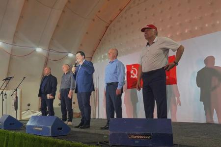 Песни, объединяющие сердца: в Череповце при поддержке Олега Лебедева состоялся концерт ВИА "Лейся, песня" под управлением Анатолия Мешаева