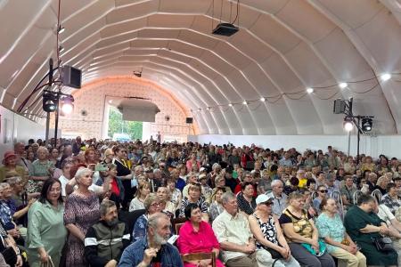 Песни, объединяющие сердца: в Череповце при поддержке Олега Лебедева состоялся концерт ВИА "Лейся, песня" под управлением Анатолия Мешаева