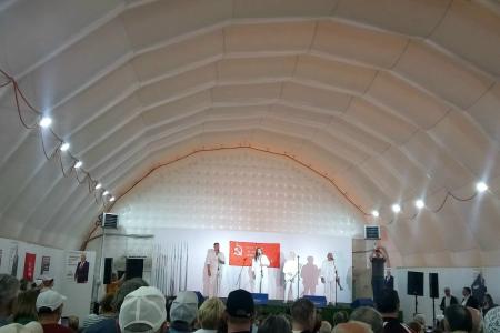 Песни, объединяющие сердца: в Череповце при поддержке Олега Лебедева состоялся концерт ВИА "Лейся, песня" под управлением Анатолия Мешаева