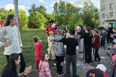Детский праздник во дворе на проспекте Строителей в Иванове
