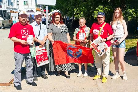 Коммунисты и комсомольцы Ивановской области поздравили жителей восьми муниципалитетов с днями городов и районов