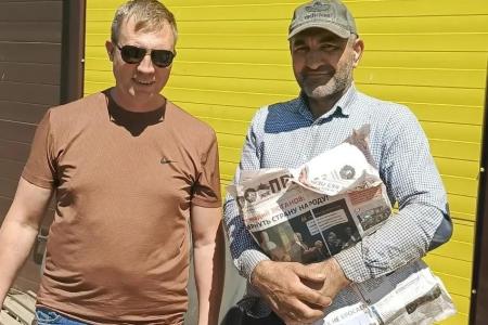 Астраханские коммунисты распространяют спецвыпуск «Правды»