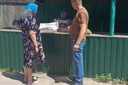 Астраханские коммунисты распространяют спецвыпуск «Правды»