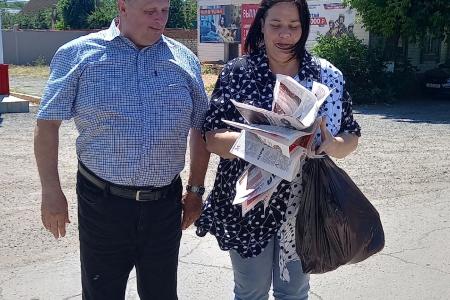Астраханские коммунисты распространяют спецвыпуск «Правды»