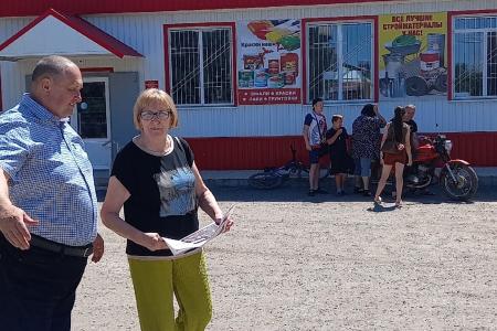 Астраханские коммунисты распространяют спецвыпуск «Правды»