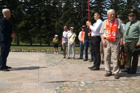 Омск. В День Памяти и скорби активисты КПРФ возложили цветы в Парке Победы к скульптурам Матери-сибирячки и Воину-освободителю
