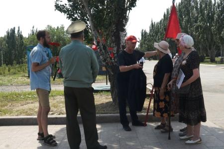 Омск. В День Памяти и скорби активисты КПРФ возложили цветы в Парке Победы к скульптурам Матери-сибирячки и Воину-освободителю