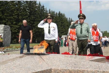 Омск. В День Памяти и скорби активисты КПРФ возложили цветы в Парке Победы к скульптурам Матери-сибирячки и Воину-освободителю
