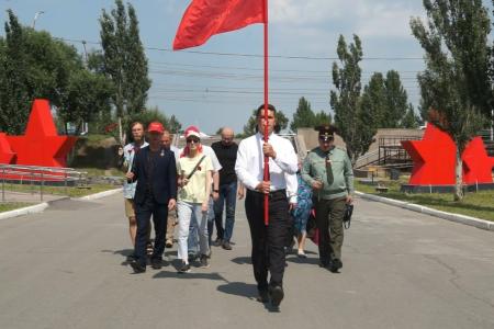 Омск. В День Памяти и скорби активисты КПРФ возложили цветы в Парке Победы к скульптурам Матери-сибирячки и Воину-освободителю