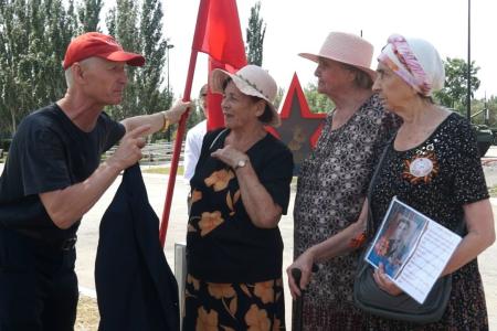Омск. В День Памяти и скорби активисты КПРФ возложили цветы в Парке Победы к скульптурам Матери-сибирячки и Воину-освободителю